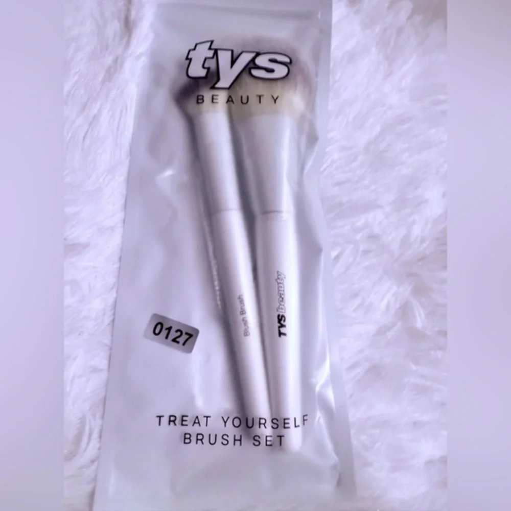 TYS Beauty Treat Yourself Brush Set – 2 Piece | New in Package